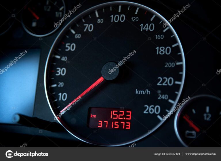 velocimetro de coche en primer plano