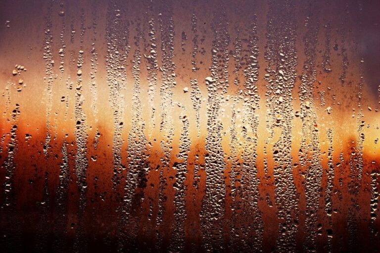Cómo quitar el vidrio empañado por dentro de las ventanas 17 ventana con vapor y luz natural