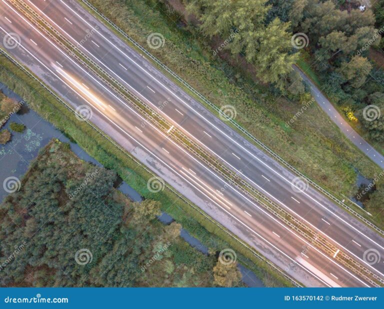vista aerea de una carretera con carriles
