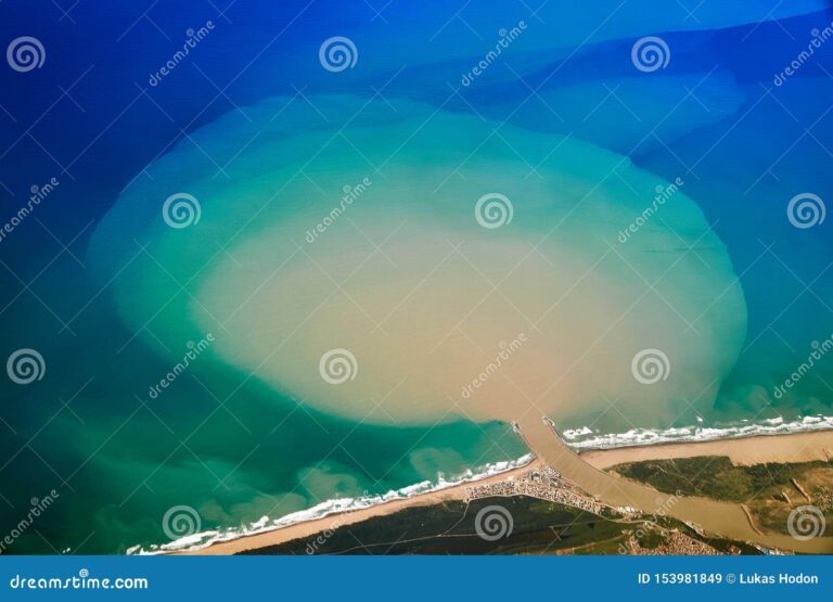 vista aerea del oceano y un rio