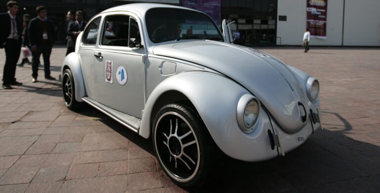 vocho clasico con motor y radiador visible