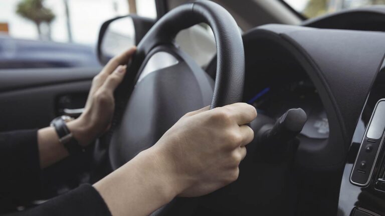 volante de auto girando en carretera