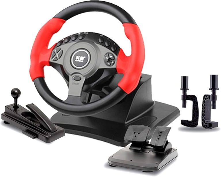 volante y pedales en un coche de simulacion