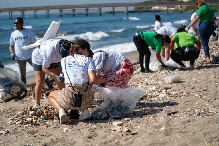 voluntarios recogiendo basura en la playa