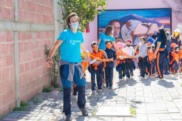 Qué organizaciones buscan colaboradores sociales en México 3 voluntarios trabajando con comunidades en mexico
